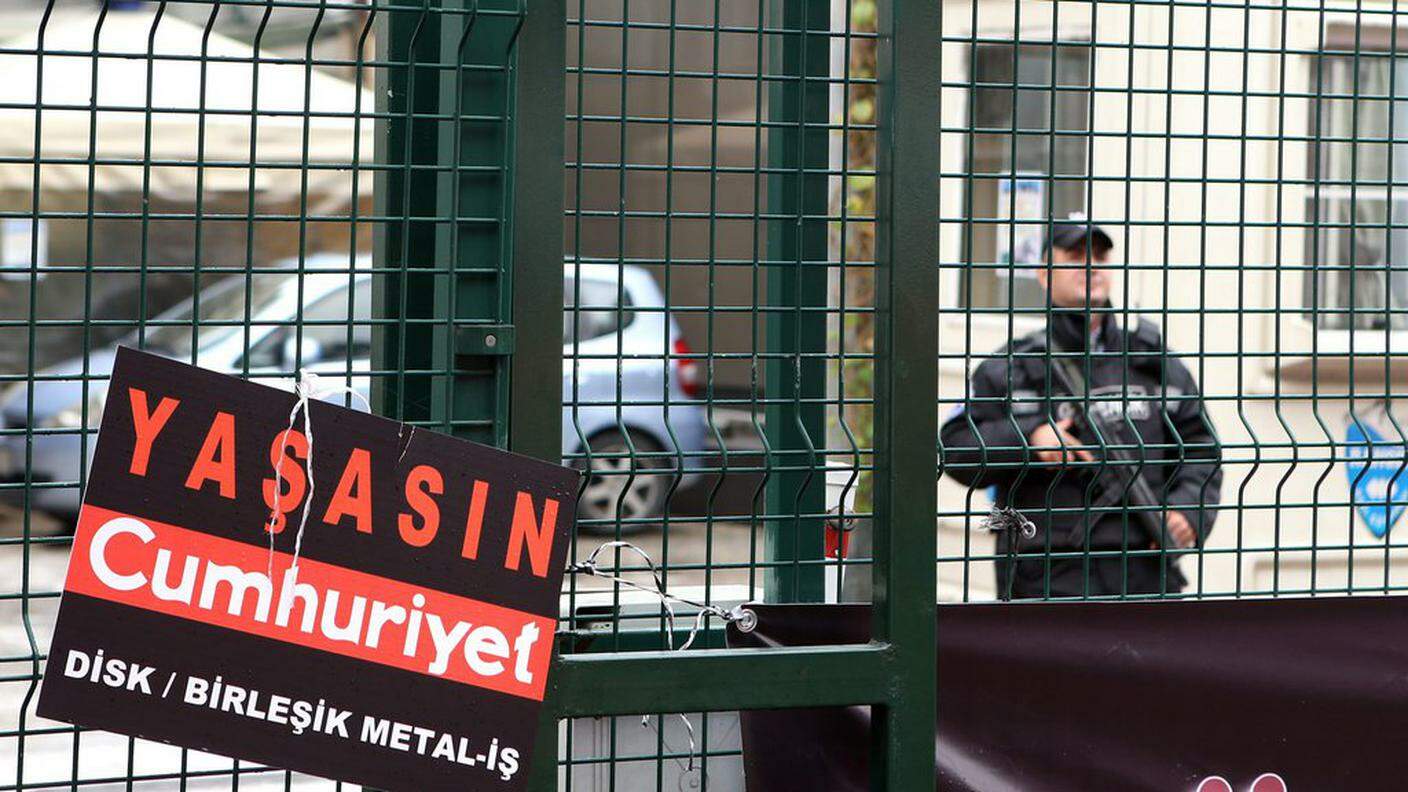 "Lunga vita a Cumhuriyet", ma sono tempi duri per il quotidiano di opposizione