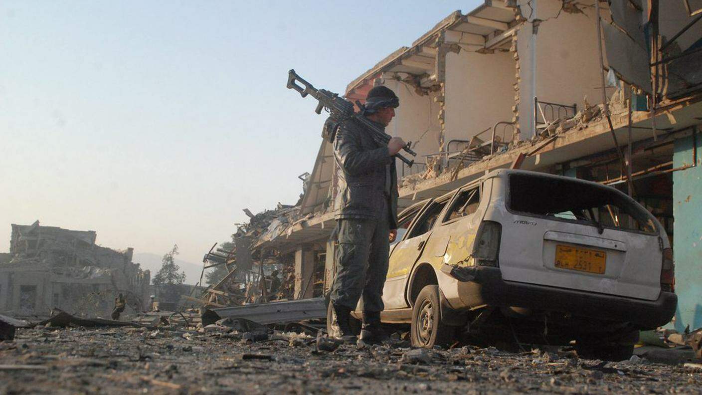 Un soldato afgano ispeziona il luogo dell'attacco