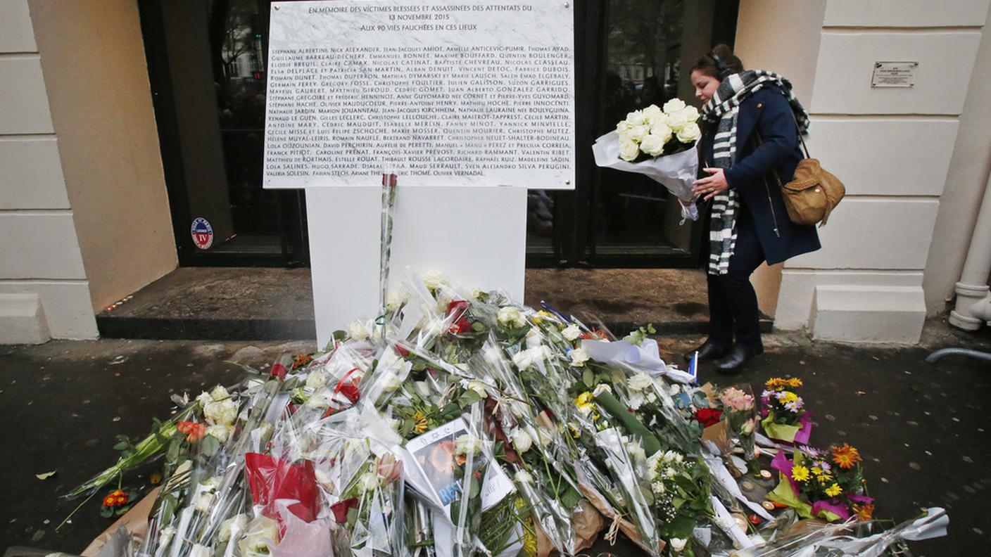 Fiori davanti al Bataclan