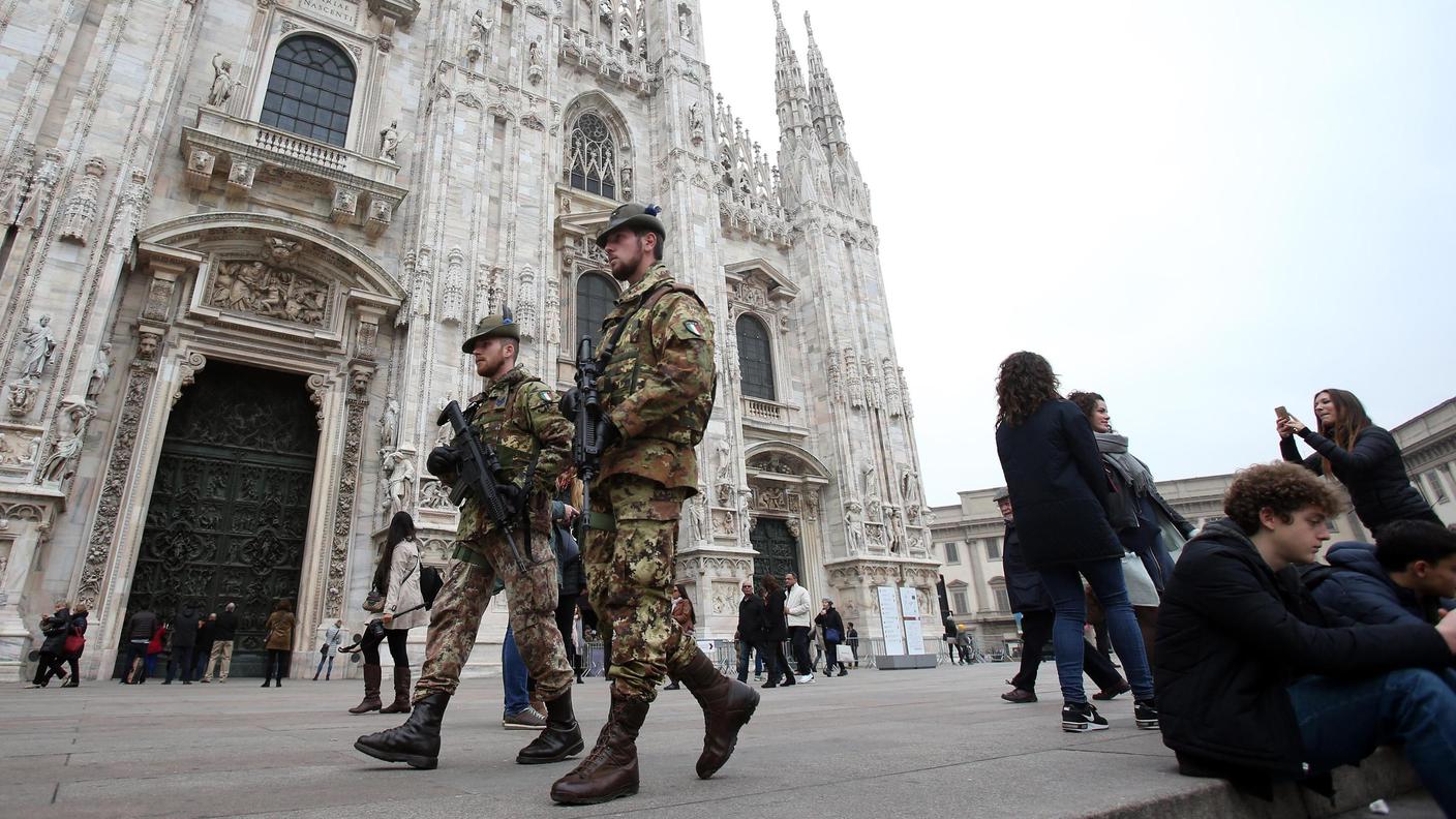 Due militari in pattuglia sul sagrato del Duomo