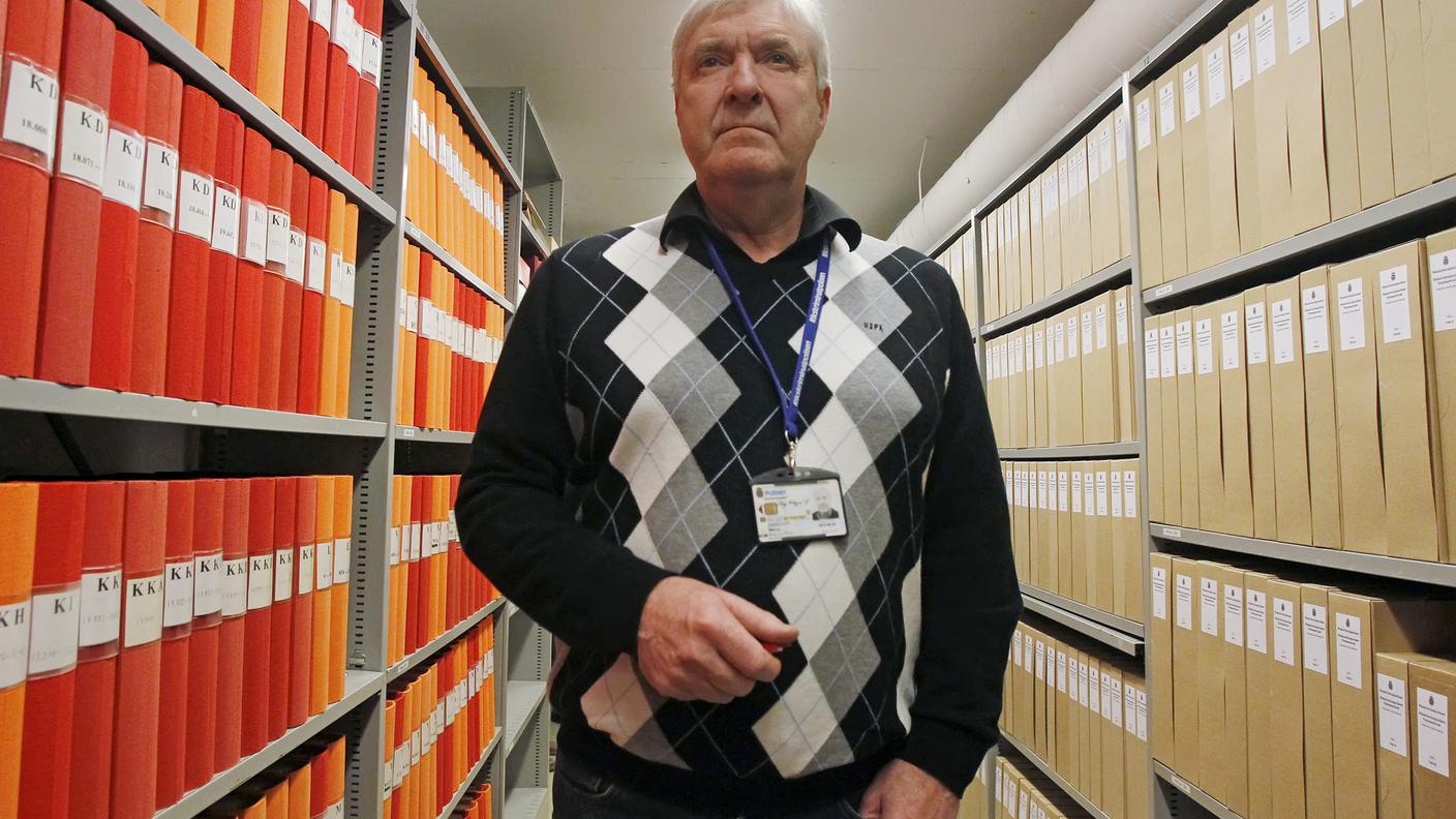 L'investigatore Stig Edqvist fra la montagna di documenti 