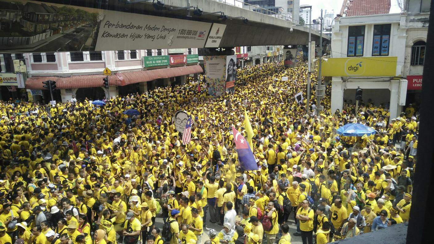 Migliaia di persone hanno manifestato contro il premier Najib Razak