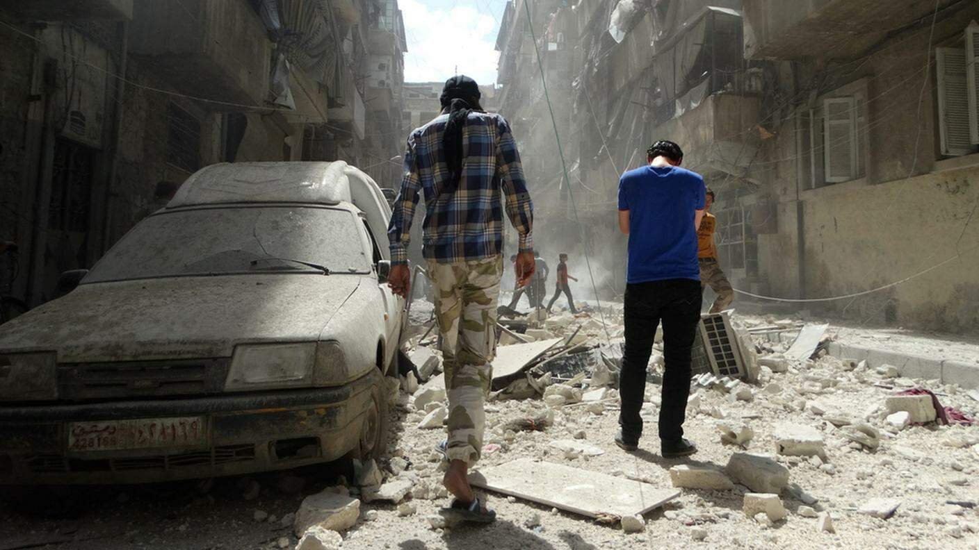 I civili "intrappolati" ad Aleppo vivono un'emergenza umanitaria 