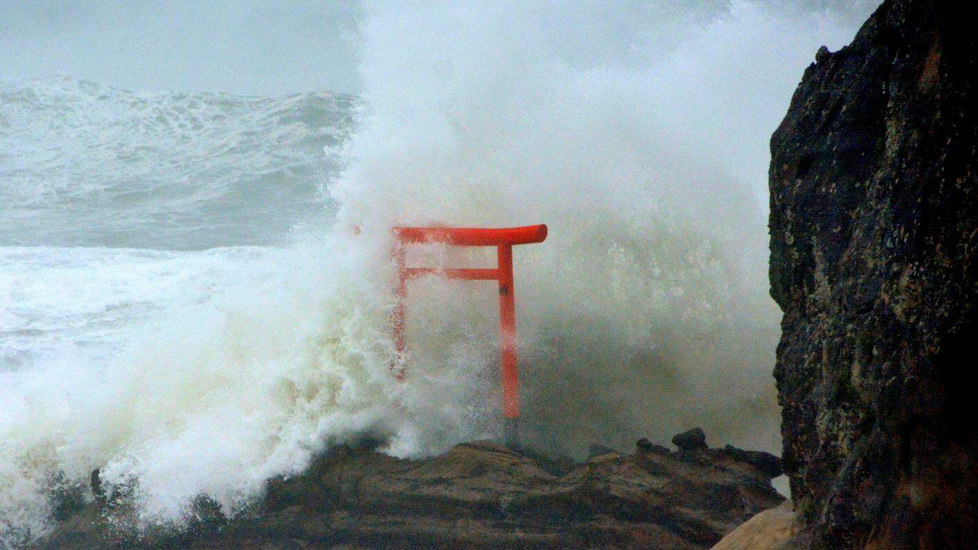 L'epicentro in mare ha generato un'onda anomala