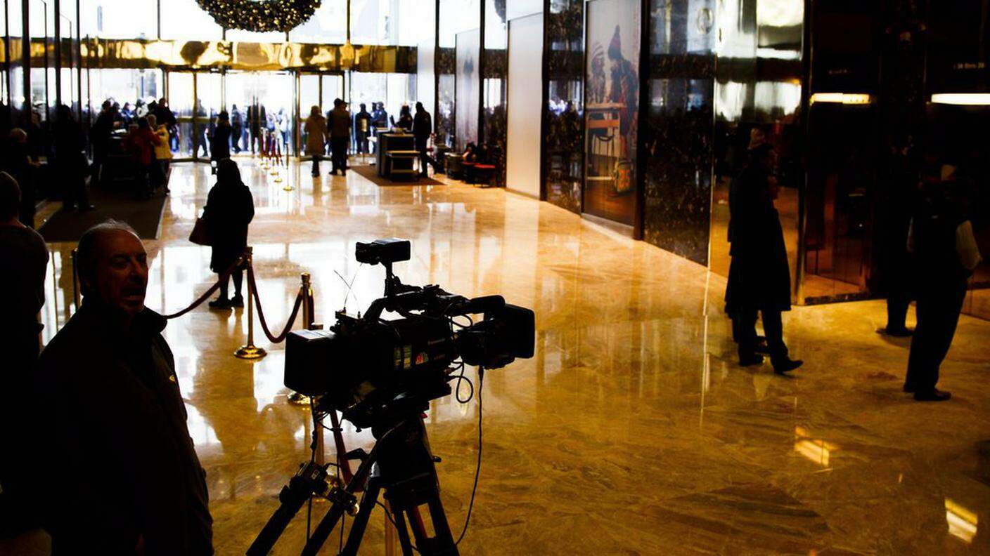Una folla di giornalisti attende nella hall della Trump tower 