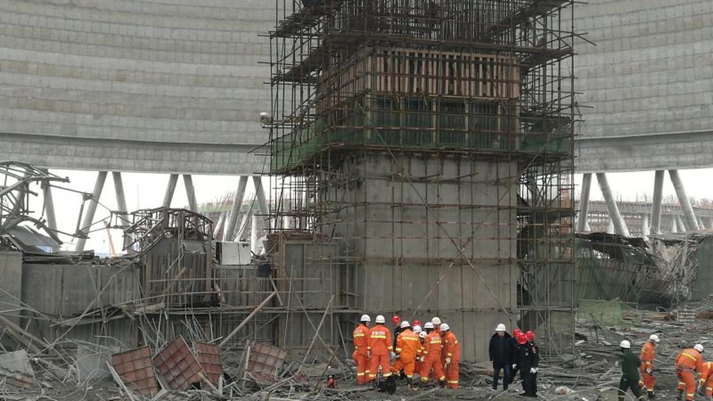Soccorritori al lavoro nella centrale
