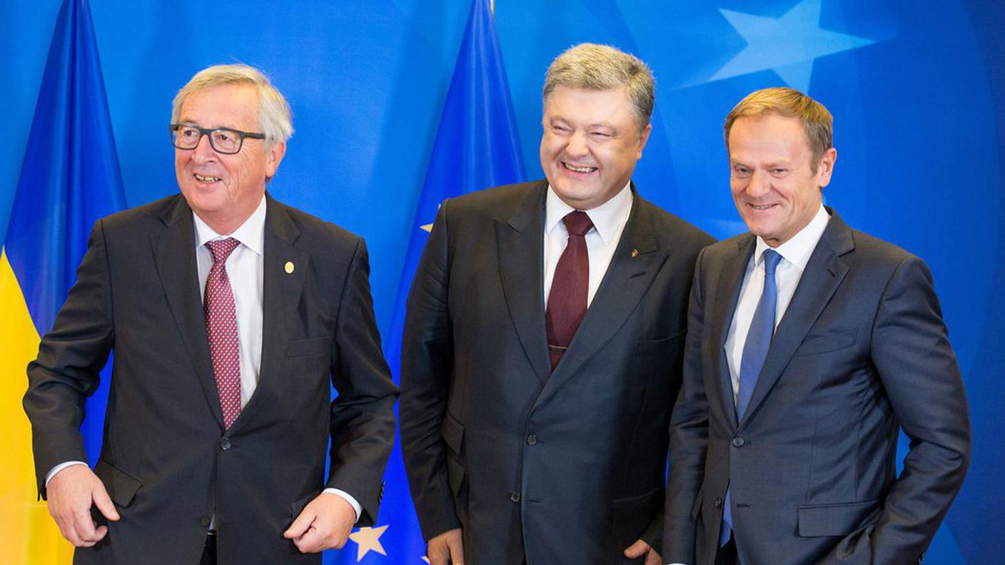 Petro Poroschenko posa tra Jean-Claude Juncker (sinistra) e Donald Tusk (destra)  
