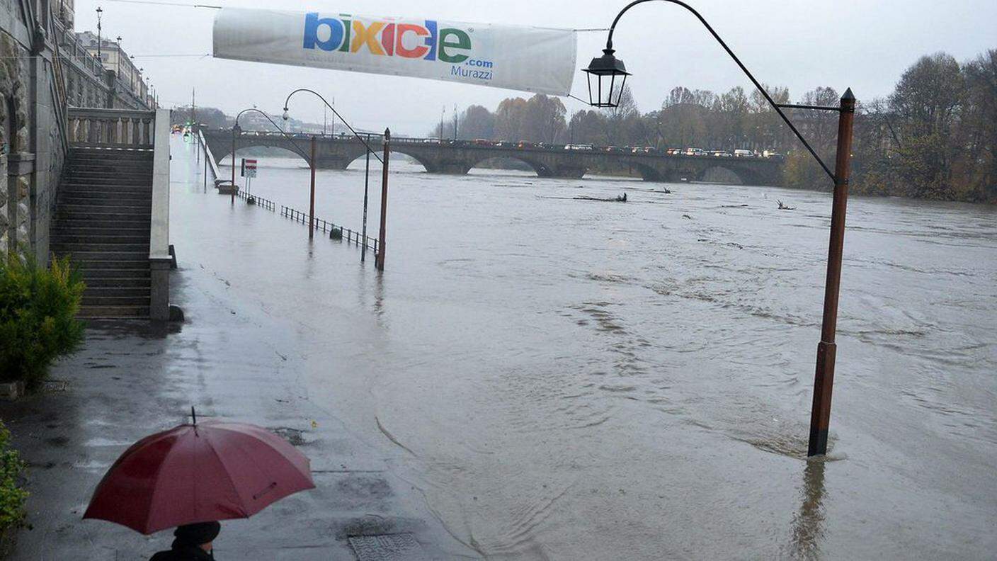 La zona dei Murazzi, a Torino, è sott'acqua 