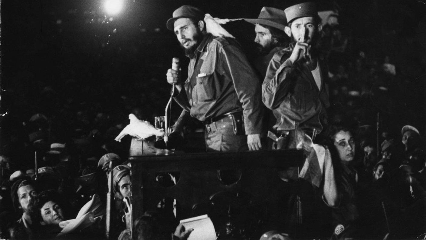 8 gennaio 1959: Castro mentre si rivolge ai suoi seguaci alla base militare "Columbia"