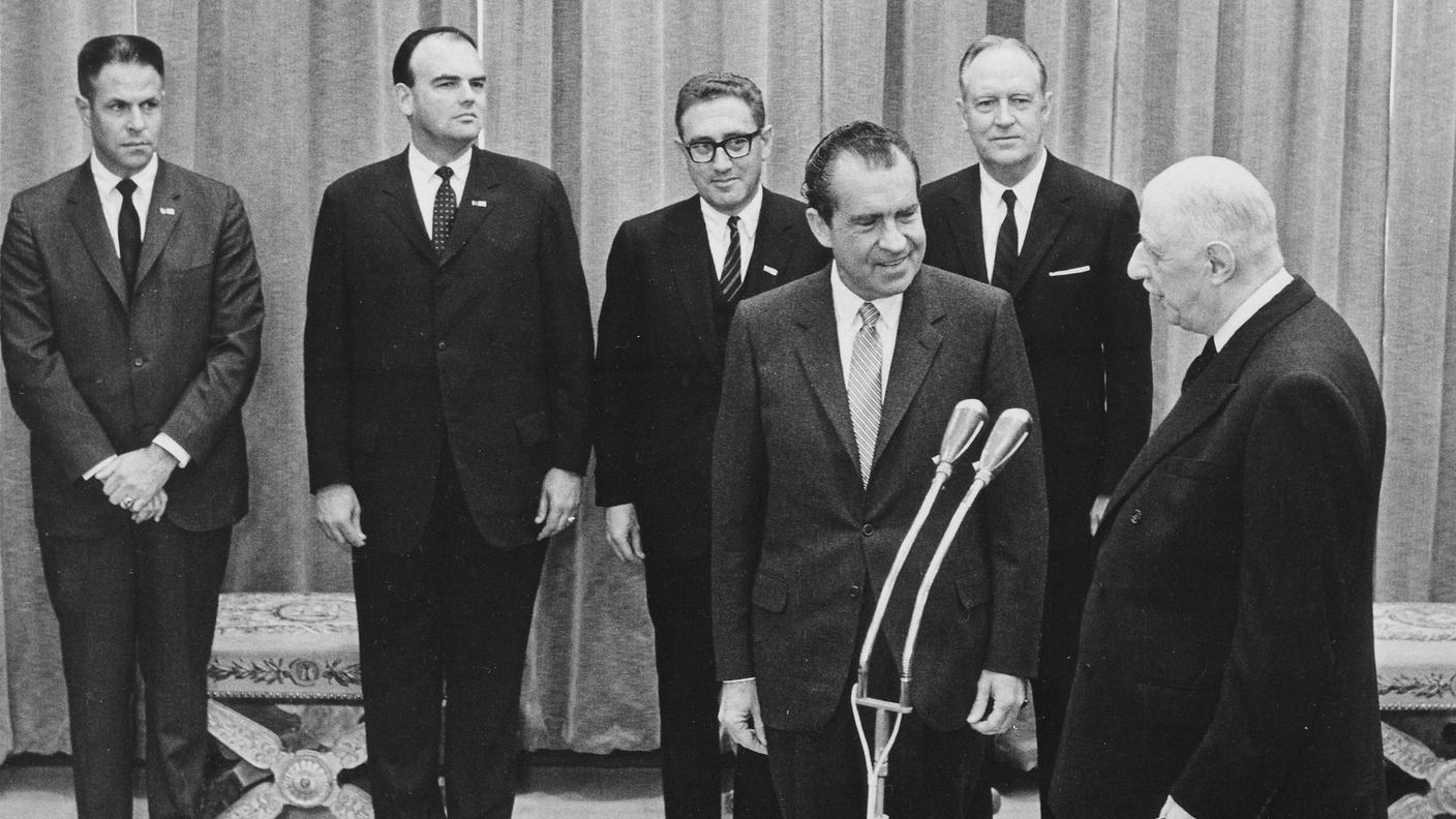 Parigi, febbraio 1969: Kissinger, al seguito di Nixon, durante i colloqui fra il presidente e Charles De Gaulle