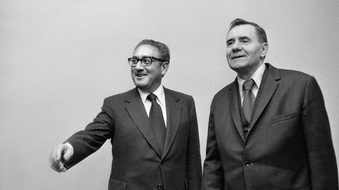 Kissinger con l'allora ministro degli esteri sovietico Andrej Gromyko: la via della distensione con l'URSS portò alla firma, nel 1972, del primo trattato SALT sulla riduzione degli armamenti strategici