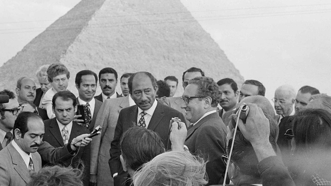 Kissinger con l'allora presidente egiziano Sadat: l'azione diplomatica del segretario di Stato USA indusse l'Egitto a uscire dalla sfera d'influenza sovietica e ad aprire un dialogo con Israele