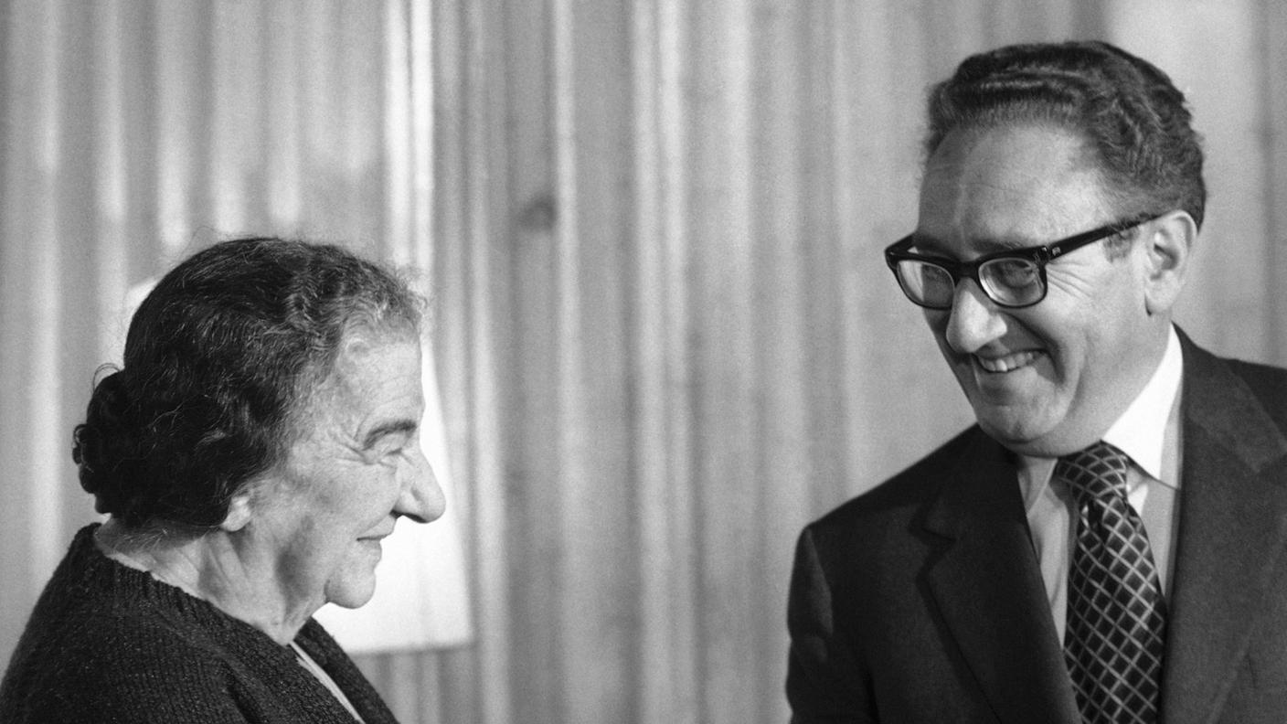 Kissinger e l'allora premier d'Israele Golda Meir, in un incontro successivo al cessate il fuoco che pose fine alla guerra del Kippur