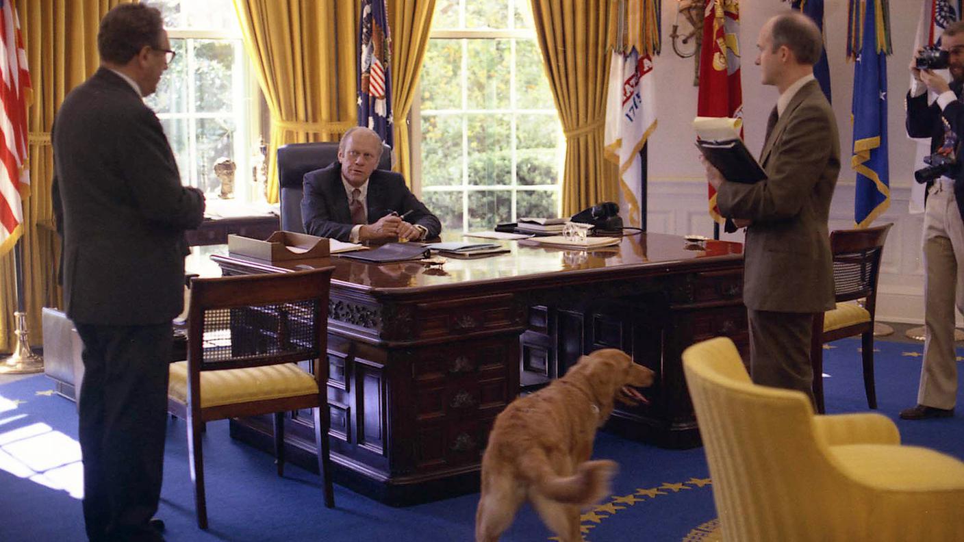 Kissinger con Gerald Ford, insediatosi alla Casa Bianca dopo lo scandalo Watergate che determinò l'uscita di scena di Nixon. Il nuovo presidente confermò Kissinger nel ruolo di ministro degli esteri. Insieme dovettero in particolare gestire la crisi sorta con il crollo del Vietnam del sud, nell'aprile del 1975