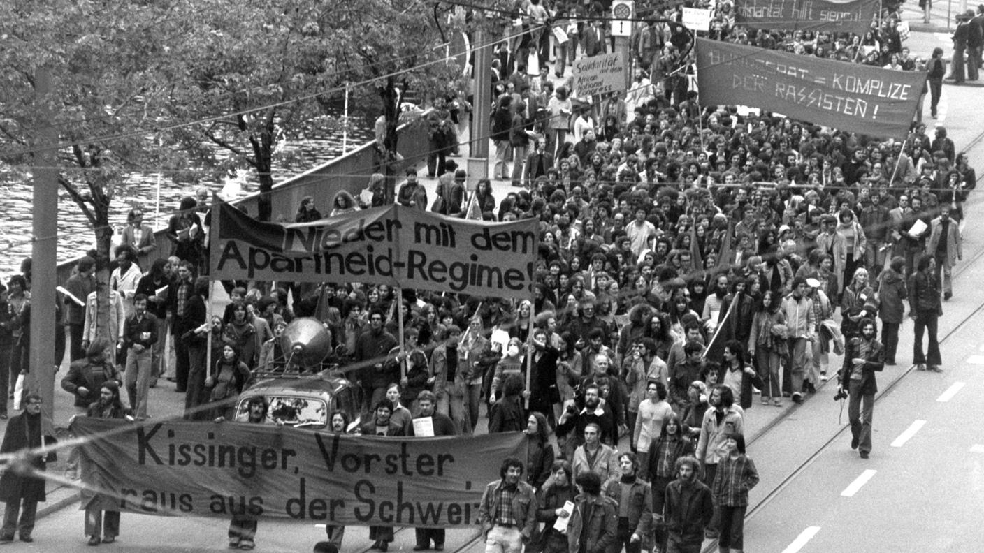 Ancora a Zurigo: un corteo di protesta contro i colloqui che si svolsero in città, a inizio settembre del 1976, fra Kissinger e John Vorster, allora premier del Sudafrica dell'apartheid