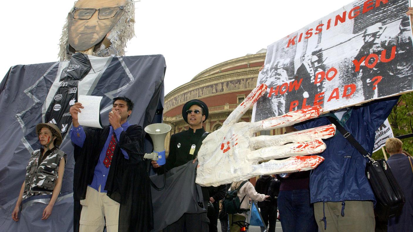 Londra, aprile 2002: una dimostrazione di protesta contro la partecipazione di Kissinger ad una conferenza sulla globalizzazione