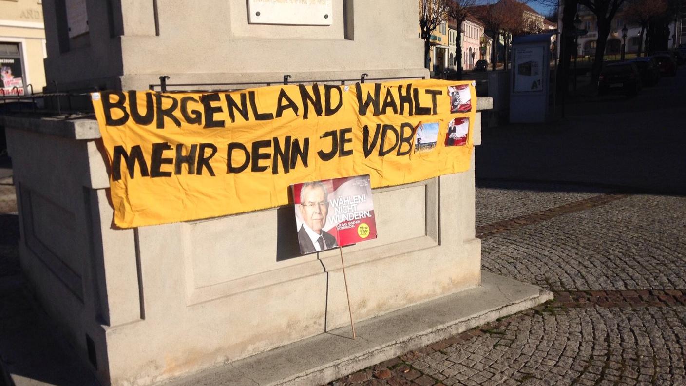 Uno striscione per Alexander Van der Bellen