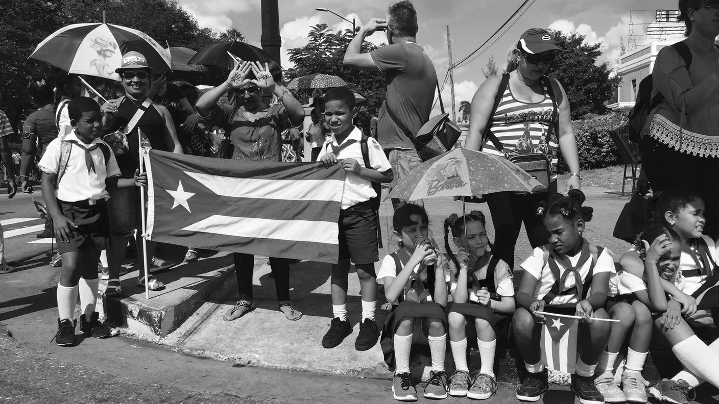CORDOGLIO ORGANIZZATO  Studenti e lavoratori lungo i 900 km percorsi dalle ceneri di Fidel Castro. Scuole e fabbriche chiuse al passaggio. Tutti su autobus e trattori per l'omaggio al Lider