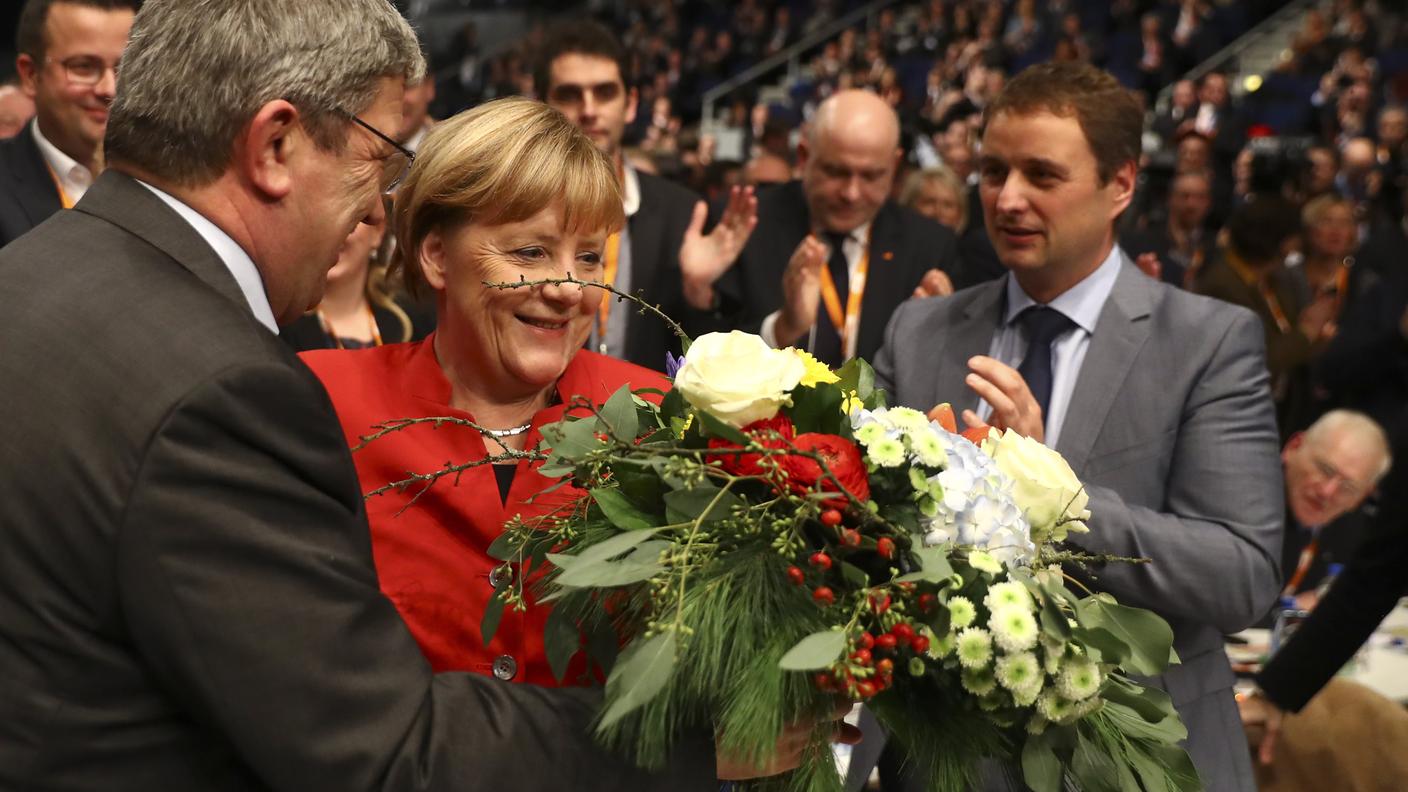 Angela Merkel festeggiata per la sua rielezione a presidente della CDU