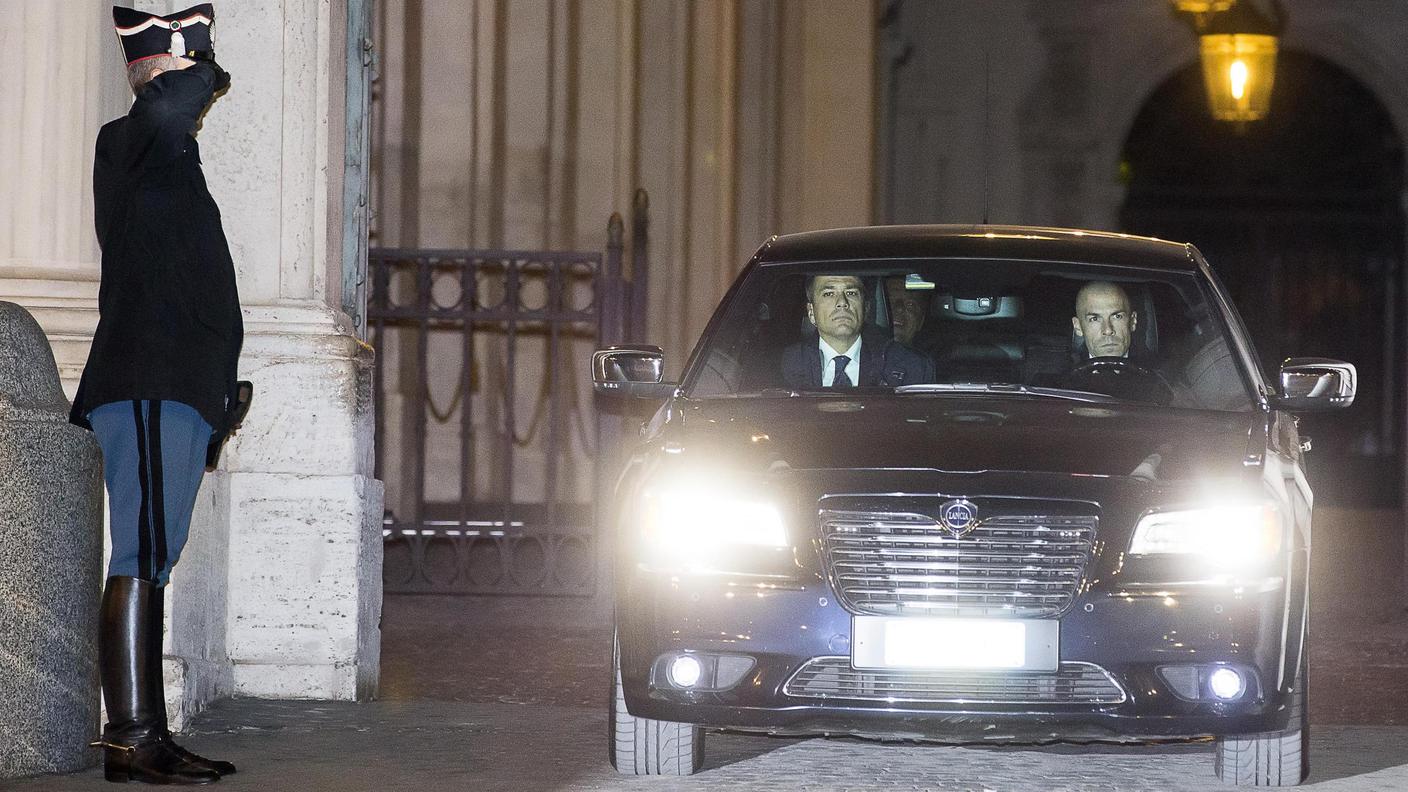L'auto del premier dimissionario all'uscita dal Quirinale, dopo il colloquio col presidente della repubblica Mattarella