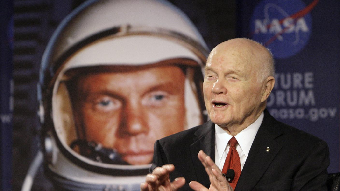 John Glenn nel 2012, alle spalle una sua foto ai tempi del programma Mercury