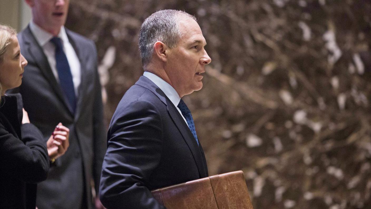 Scott Pruitt nella hall della Trump tower 