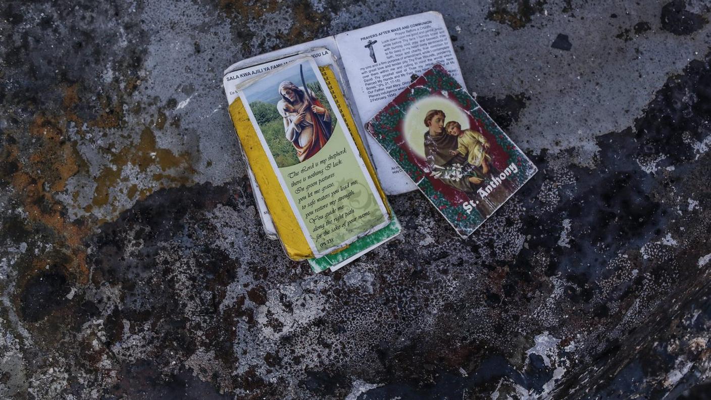 Un libretto di preghiere trovato sul luogo dell'incidente