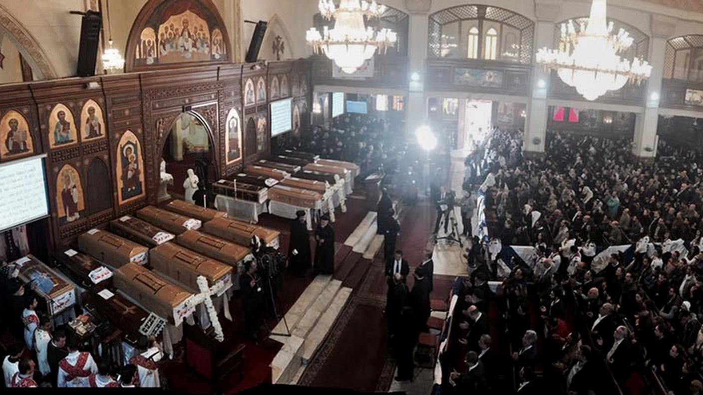 La cerimonia funebre dei morti nell'attentato