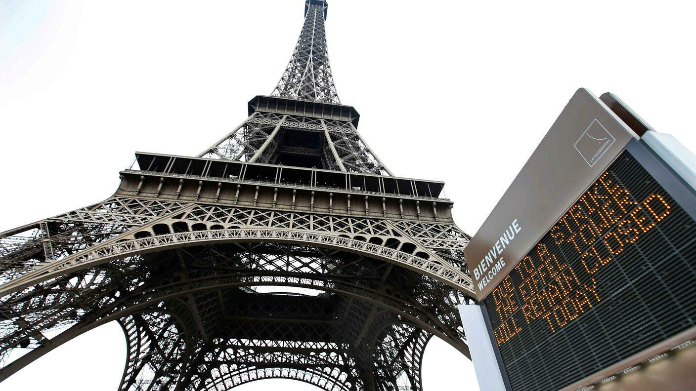 L'annuncio dello sciopero di martedì all'ingresso della Tour Eiffel