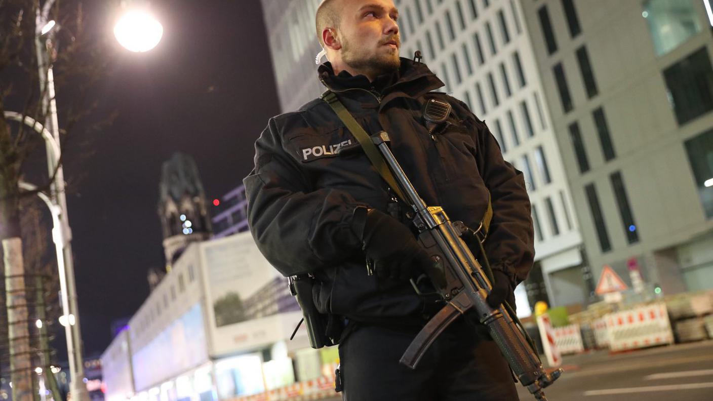 Un agente a presidio della zona dopo l'attentato