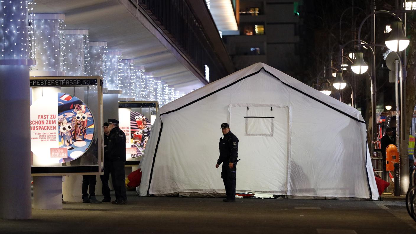 Una delle tende che erano state allestite nella zona per il mercato di Natale