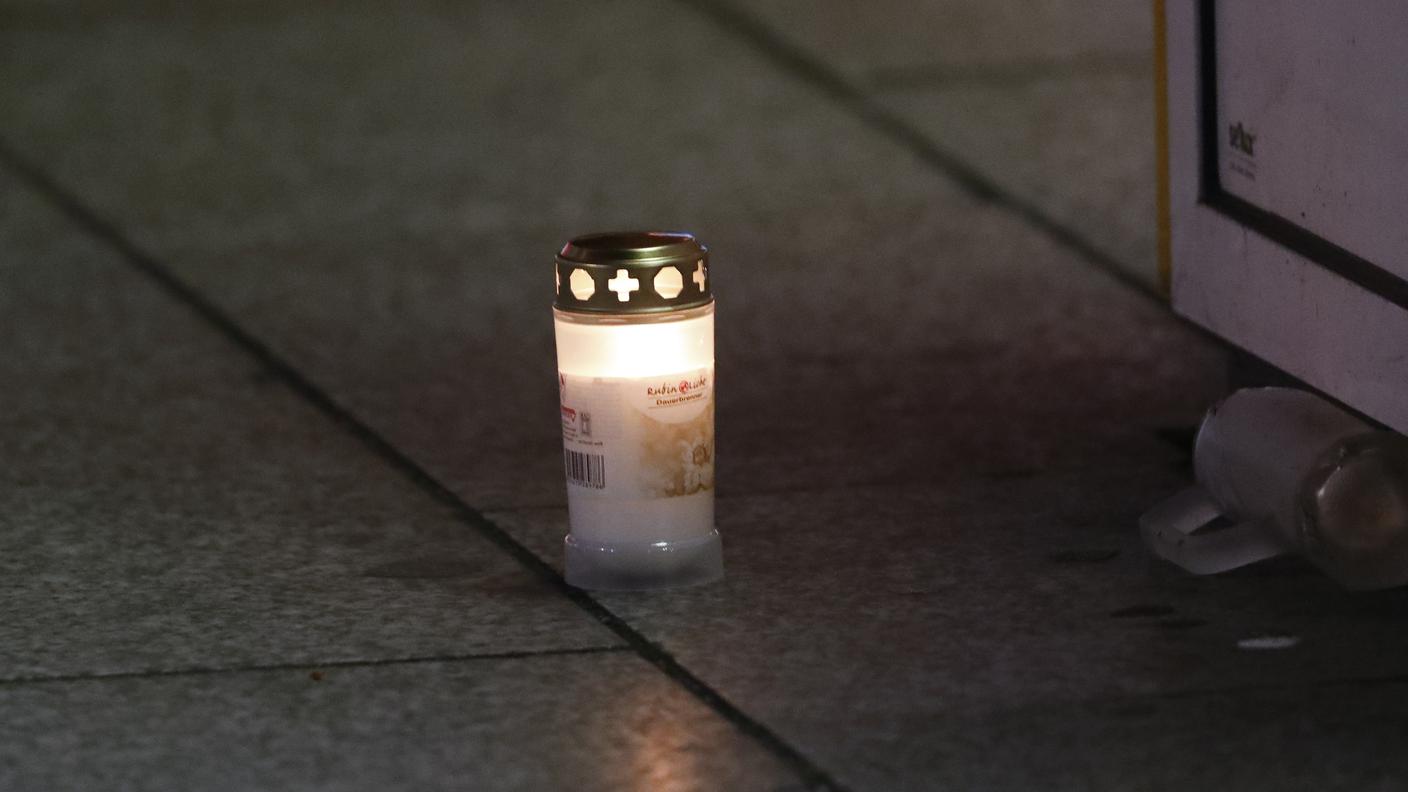 Una candela, al suolo, in memoria delle vittime