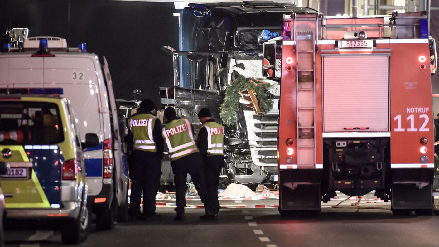 Agenti accanto al Tir che è stato lanciato sulla folla