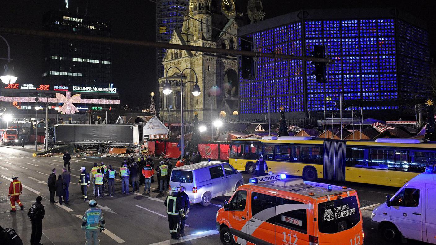 Il luogo del presunto attentato terroristico, vicino alla Chiesa del ricordo (Gedächtniskirche)