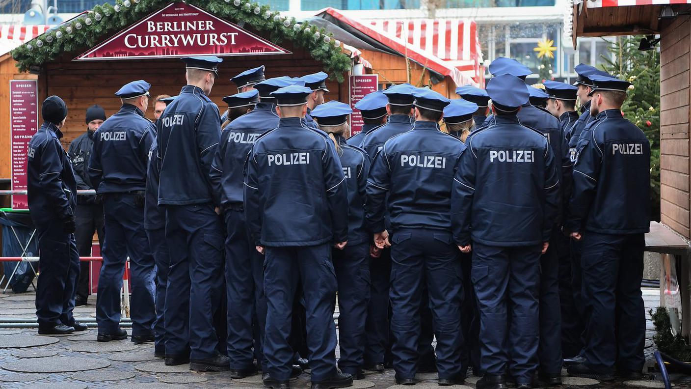 Gli agenti continuano a presidiare l'area in cui è avvenuta la strage