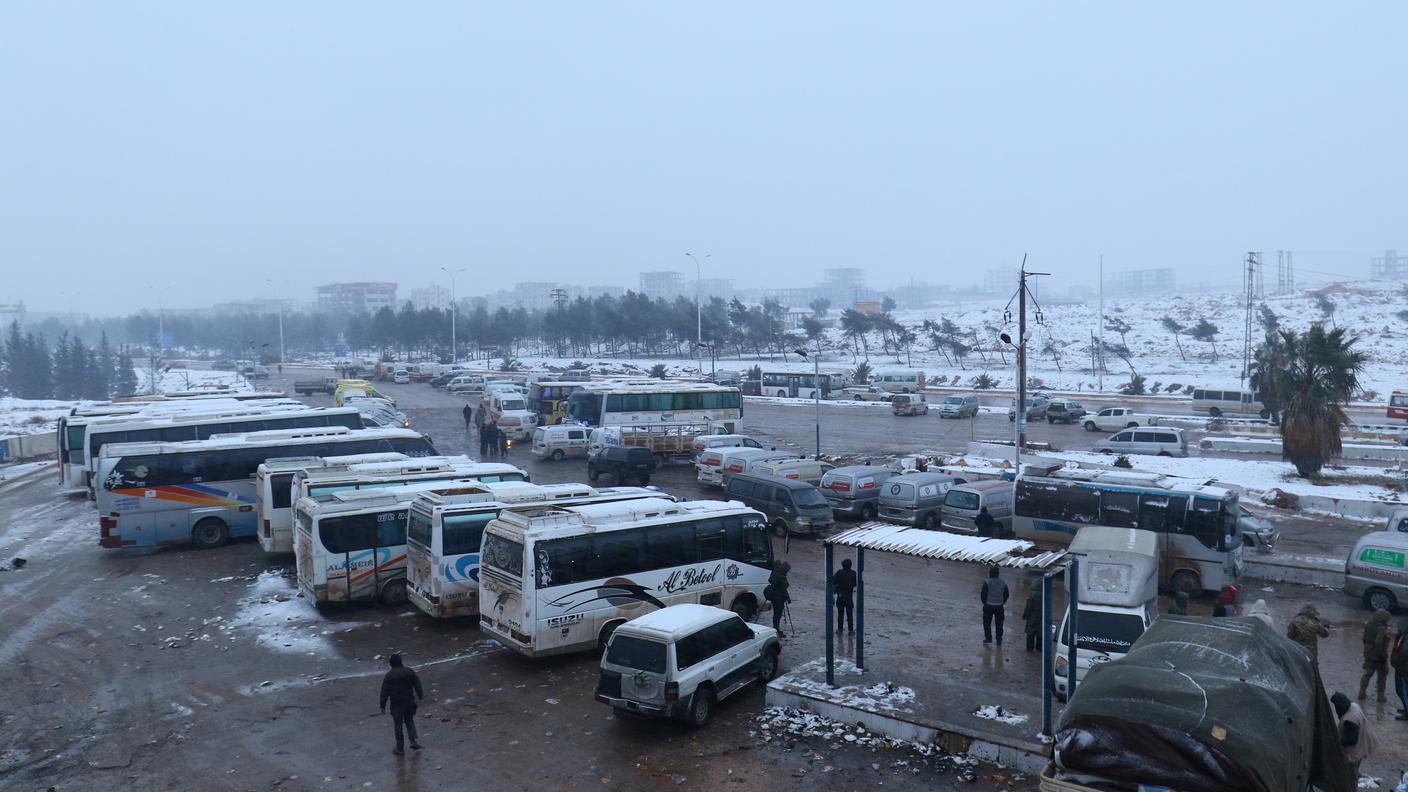 Bus pronti a caricare gli sfollati di Aleppo