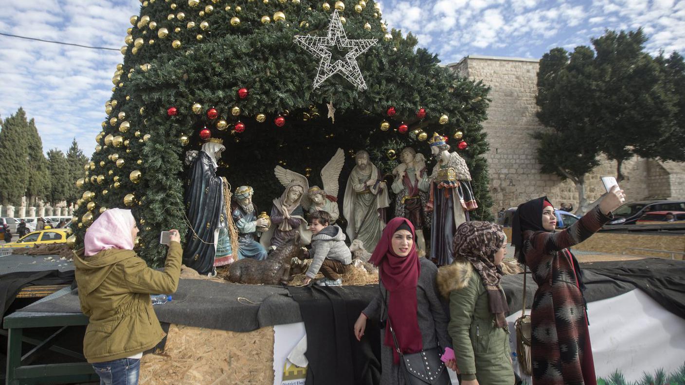 Il tradizionale albero di Natale a Betlemme attira la curiosità anche di altri fedeli 