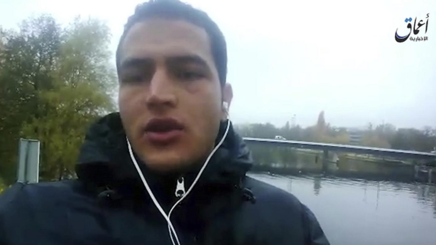 Anis Amri nel video da lui registrato dopo l'attentato