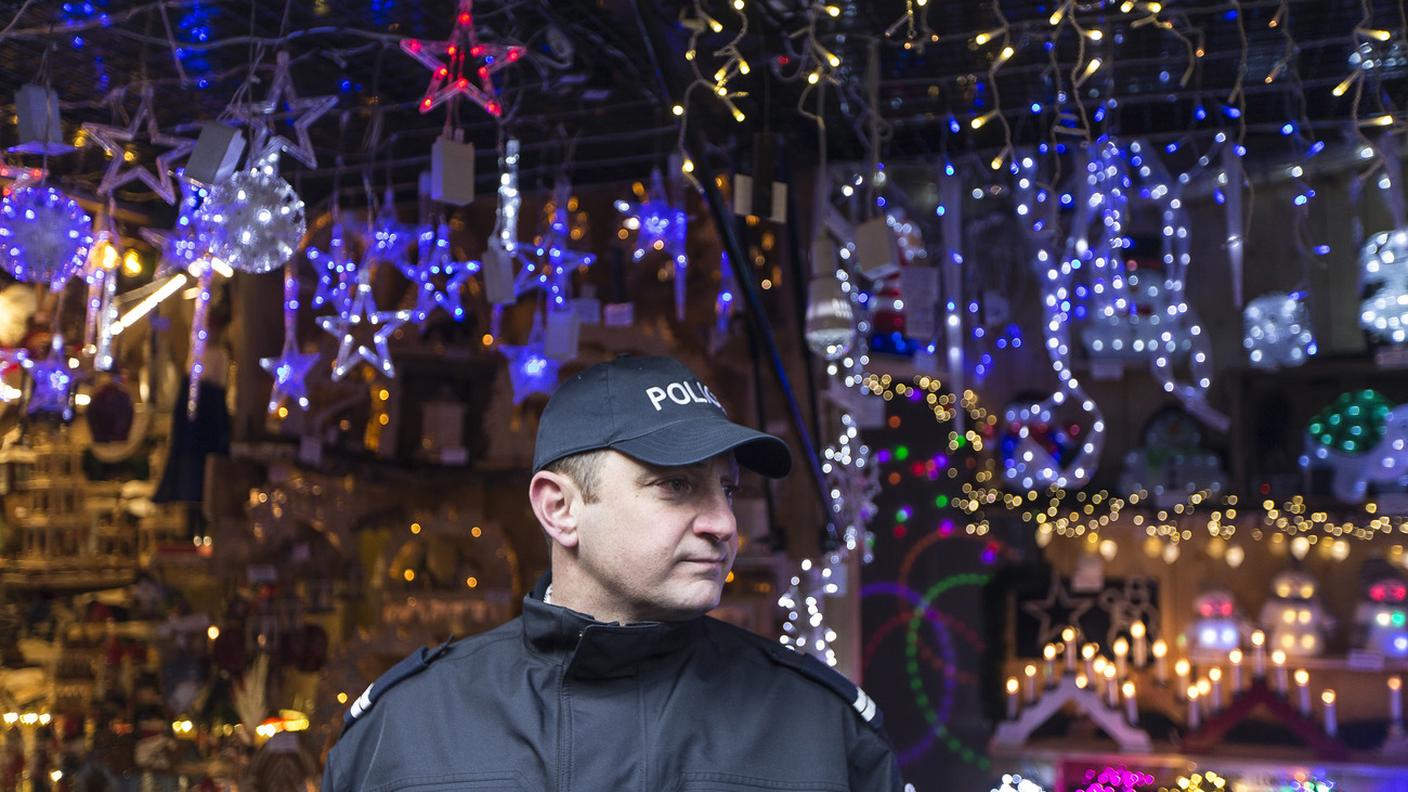 Migliaia di poliziotti in servizio in Francia