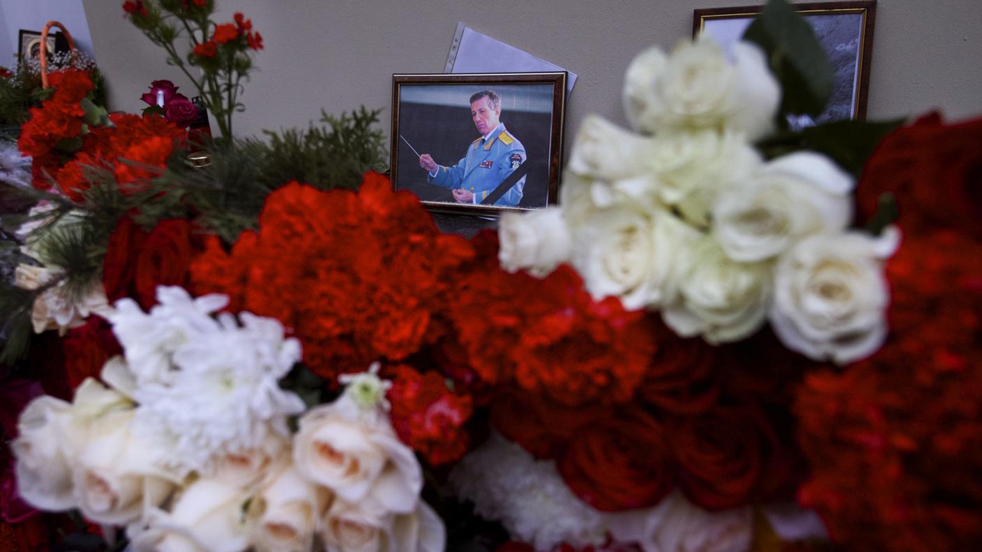 Fiori davanti all'immagine di Valeri Khalilov, il direttore del coro