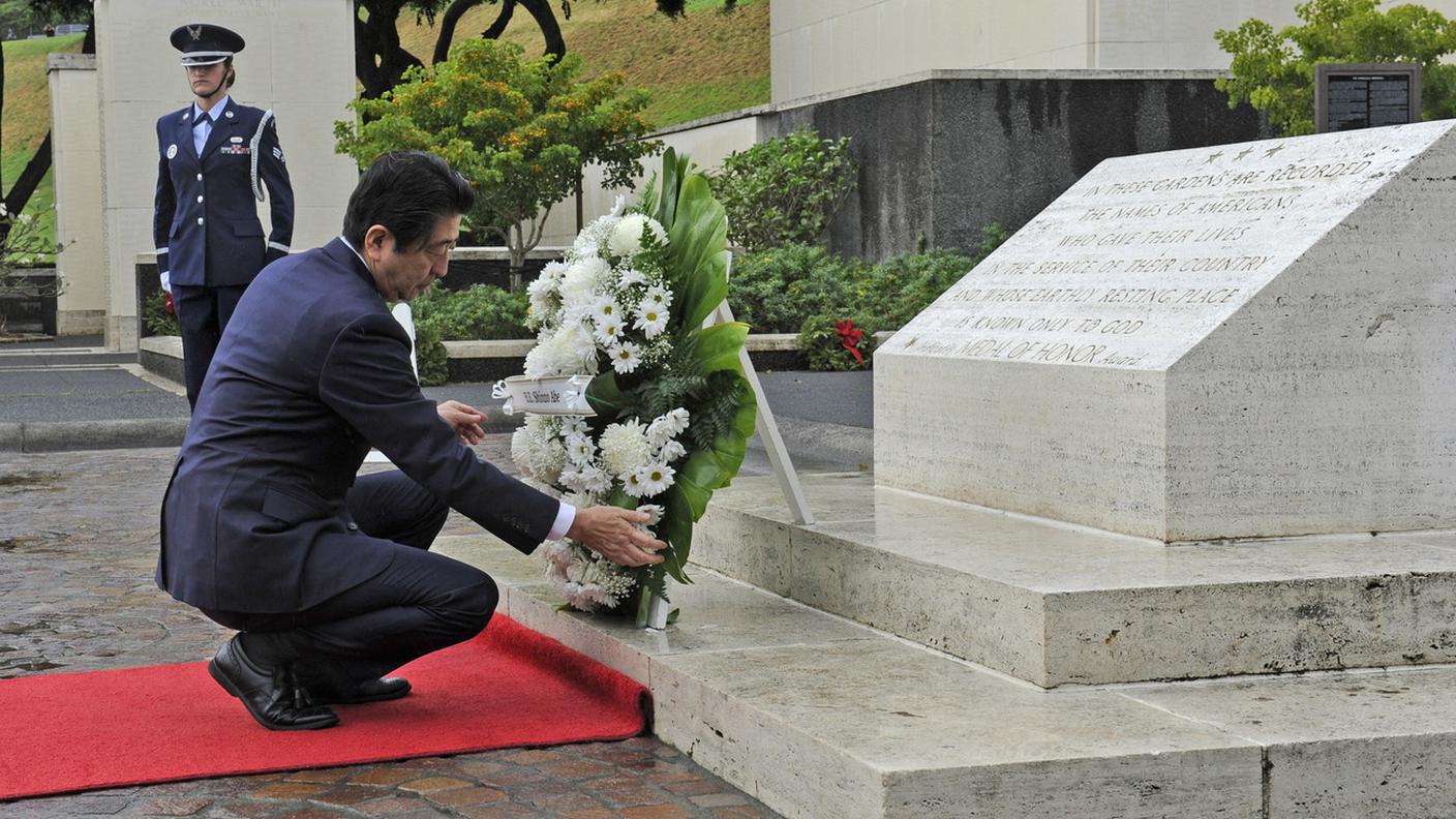 Abe presso la USS Arizona Memorial, a Pearl Harbor