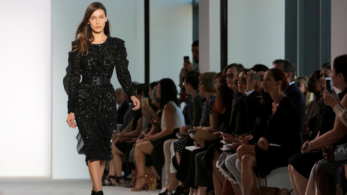 Bella Hadid sfila