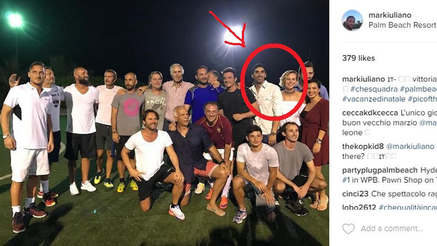 I due nuotatori vicini e sorridenti in una foto di gruppo sulle isole nell'Oceano Indiano