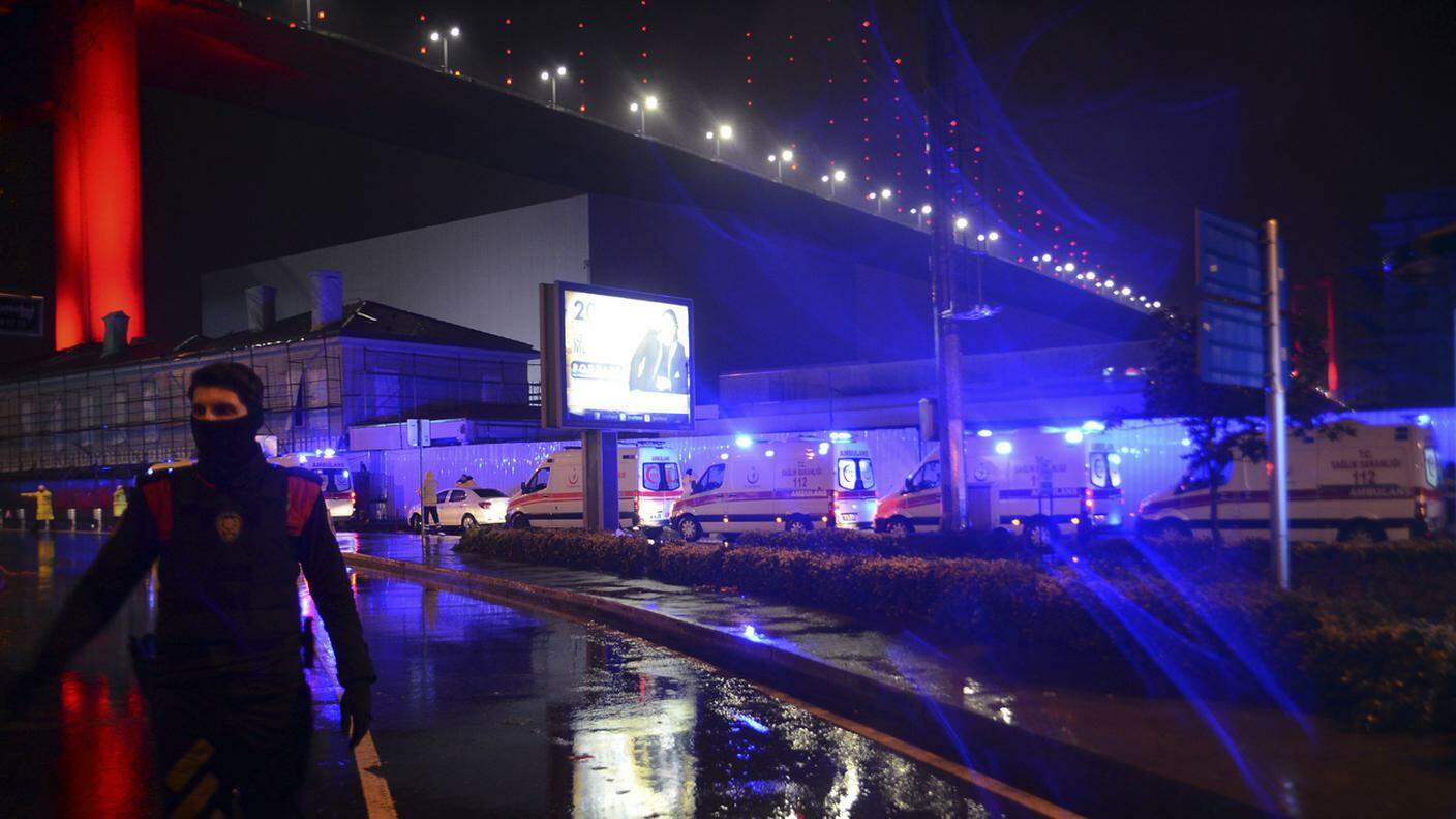 L'esterno della discoteca dov'è avvenuta la sparatoria a Istanbul