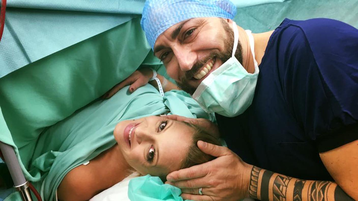 Mamma e papà felici dopo il parto