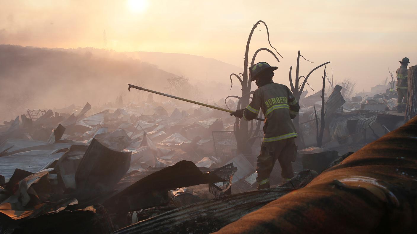L'incendio si è poi esteso a tutta l'area di Playa Ancha