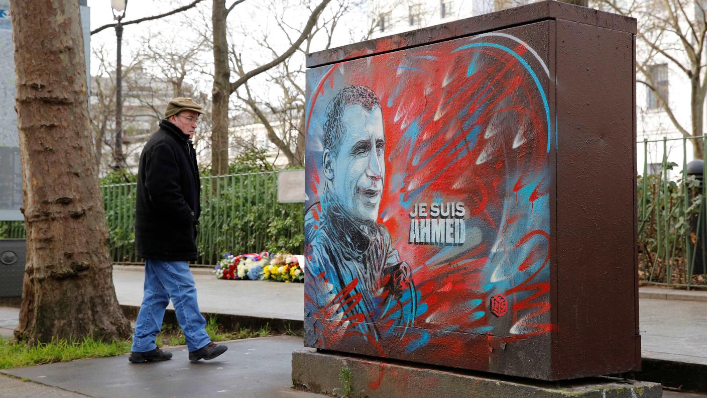 La parete di una centralina ricorda Ahmed Merabet, l'agente ucciso davanti a Charlie Hebdo