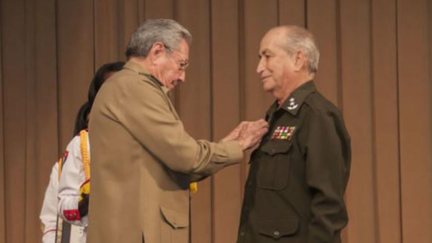 Raul Castro (a sinistra) decora Carlos Fernandez Gondin (archivio)