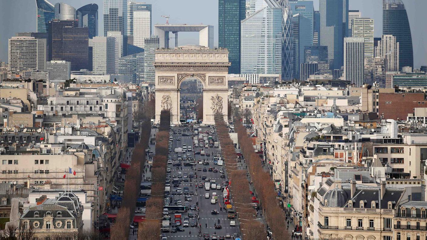 Uno dei viali più famosi al mondo, e le strade vicine, sono prigionieri dei criminali
