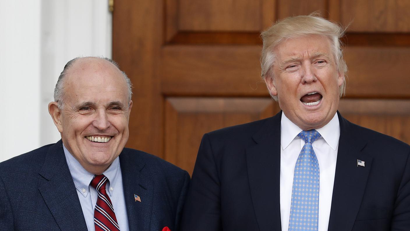 Rudy Giuliani (a sinistra) con il neo-presidente USA, Donald Trump